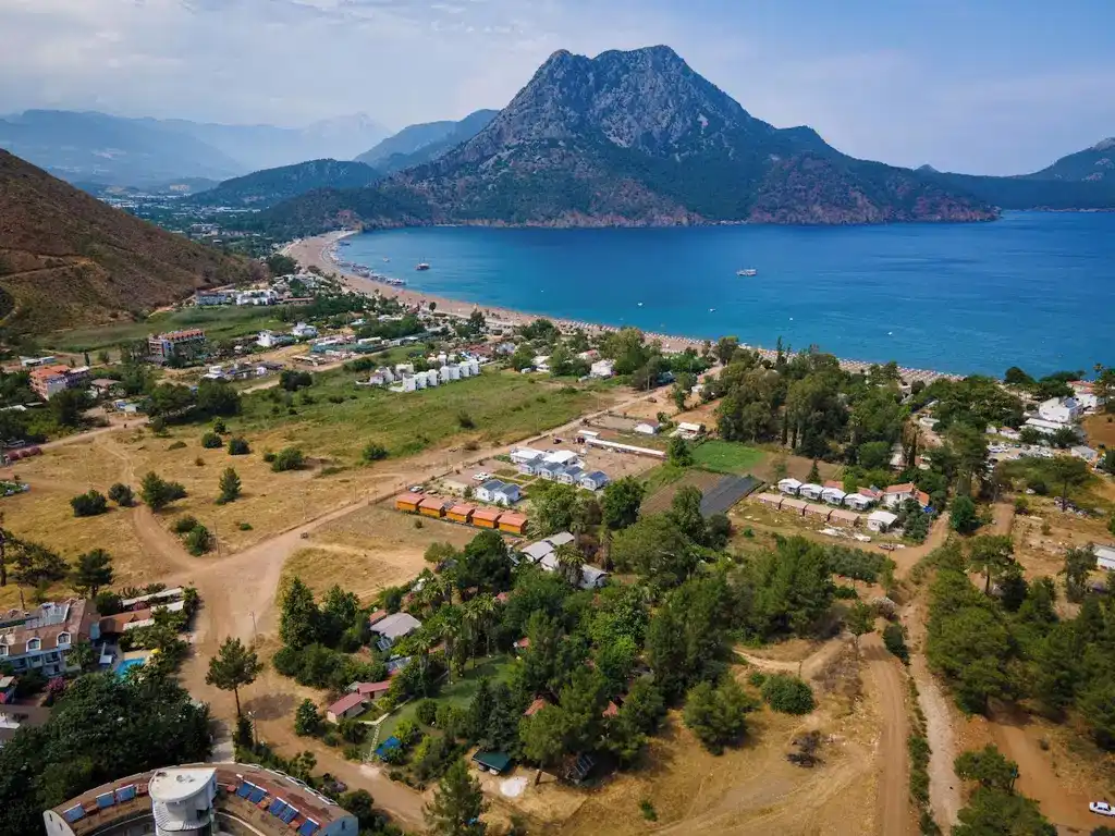 Portakal ağaçlarının altında kahvaltı